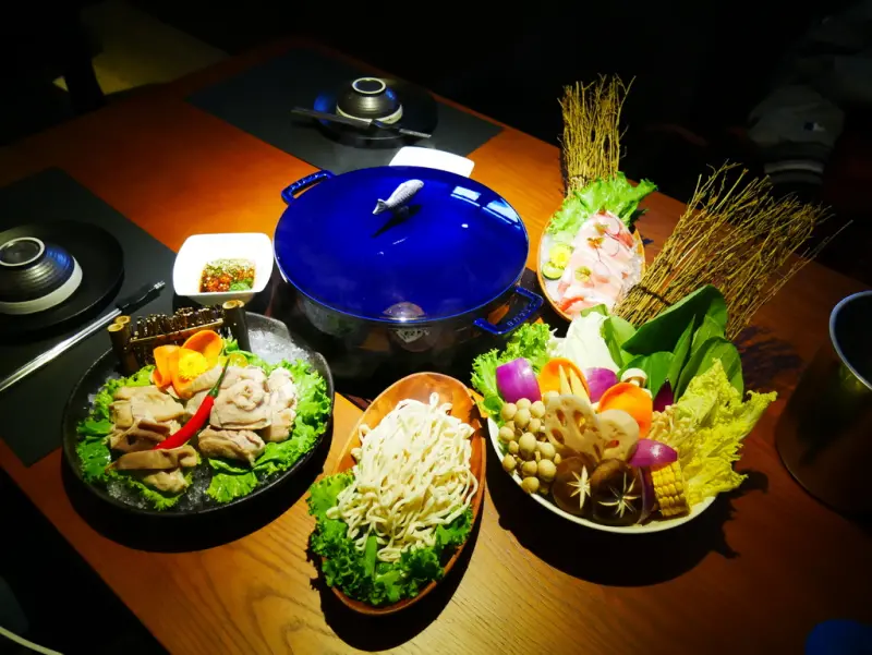 【Angelas日嚐】法式醇韻草本辛料鍋物，仿土雞肉與活菌豬豬肚的山風湯底，配上Q彈有嚼勁的活菌豬豬五花，林口未來之丘，林口三井Outlet周邊美食【普蕾納鹿一鍋】