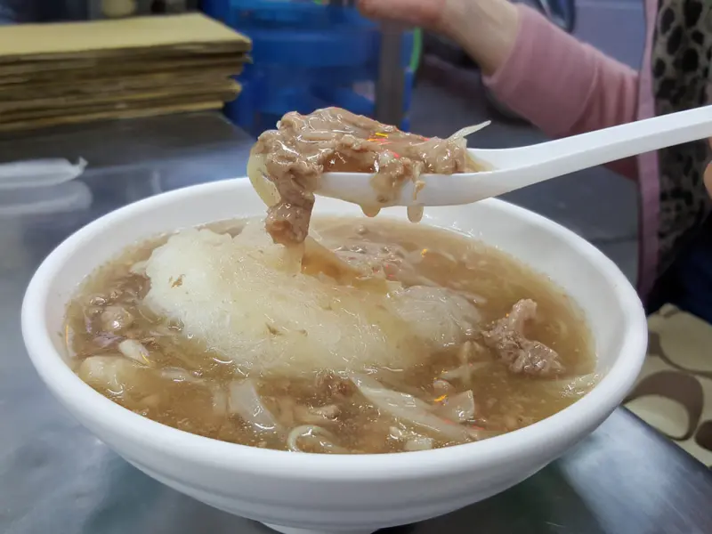 【高雄小吃】新港鴨肉羹 瑞隆路總店。蒜香濃郁的古早老味道