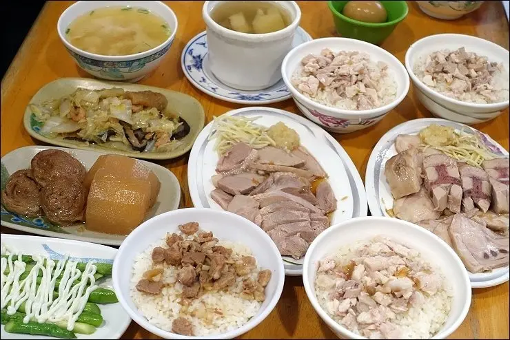 《新莊美食/小姑食記》店還沒開門就排隊的嘉家火雞肉飯