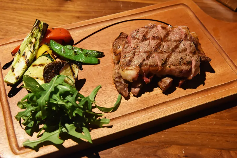 【食-台北松山區】Rosmarino 義式料理♥火燒帕達諾起司燉飯♡內含半熟蛋的彎月披薩餃♥充滿肉汁的炭烤噶瑪蘭豬肋排