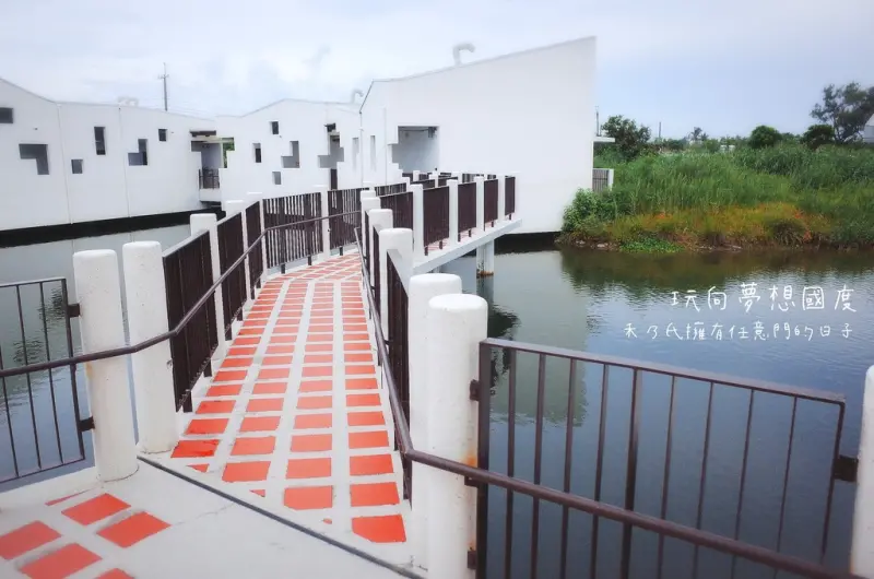 【台南TAINAN－台江國家公園遊客中心】禾乃氏－擁有任意門的日子：魚塭上的高腳白色水上屋打造度假風情的台江學園