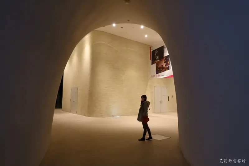 台中景點》台中歌劇院 IG美拍洞穴曲面 全球最難蓋建築 - 艾莉絲愛旅行