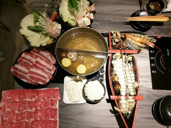 湯正黑潮涮涮-新莊真材實料火鍋  海產新鮮看的見  肉片也是超霸氣  份量絕對大到你不要不要的              