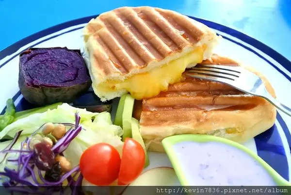 台中<晨光貝殼>超彭湃豐盛的早午餐,古巴三明治炙燒牛肉/古巴三明治蜂蜜起司/當日特調/鳳梨冰茶,熱情激推唷!