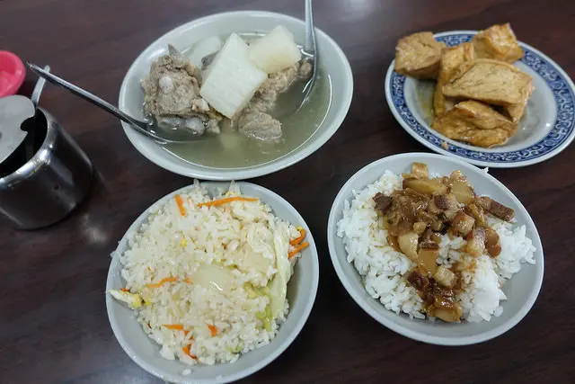 (胖樺食記)台北東區NT. 20就有好吃蛋炒飯「艋舺排骨湯」/CP值超高的銅板小吃/市民大道美食