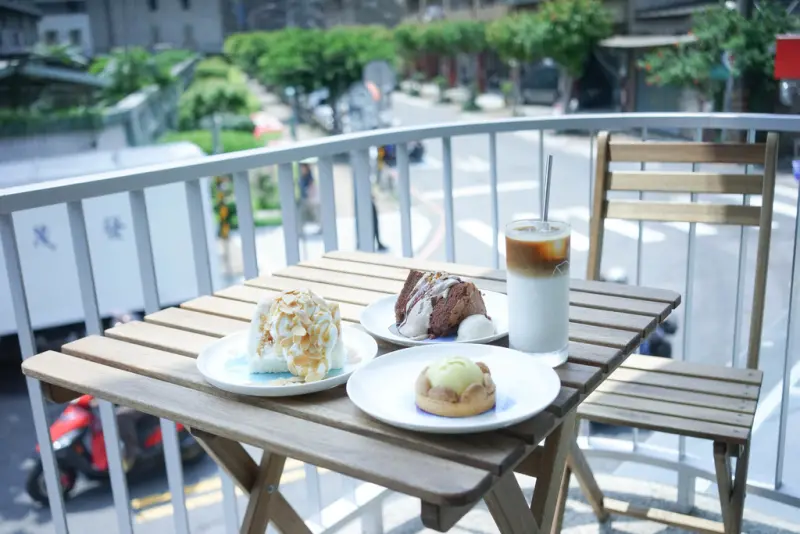 『藍色微光 One Earth Café X魔王佩』新北板橋區  靜謐巷弄中的咖啡廳 坐在二樓喝著咖啡吃著甜點享受午後悠閒時光 推戚風蛋糕 捷運江子翠站『內文有店家資訊』