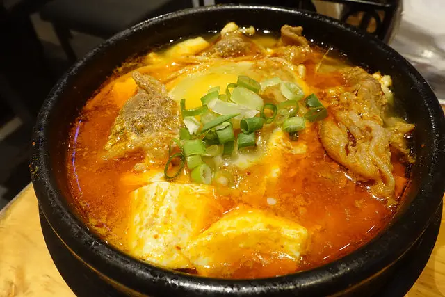 【食記】捷運市政府站/統一時代百貨。北村豆腐家~CP值超高 小菜吃到飽 用餐完送香蕉冰淇淋