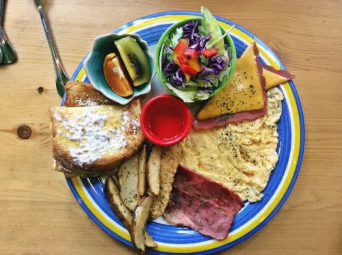 『早午餐』台中南屯「頌膾Brunch」 一家小清新彩虹風格的簡餐店
