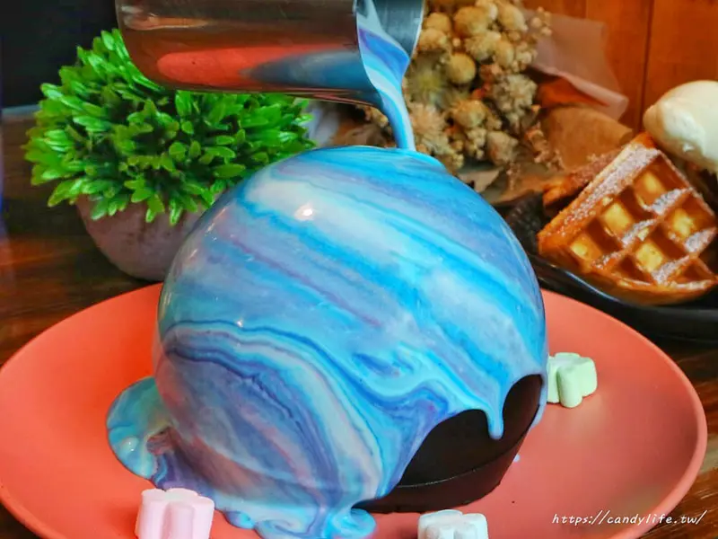 LuLu食尚早午餐│台中網美店必訪，超美月球鬆餅、超浮誇失控奶昔，午晚餐簡餐也好吃～