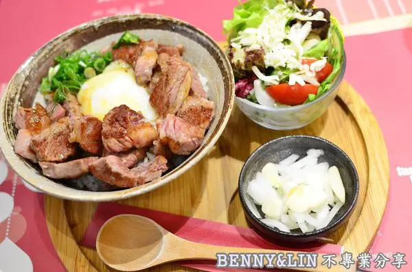 [高雄美食]苓雅區自強夜市內排隊美食首選，原汁原味銷魂牛排專賣 -- DANRO Steak&Rice 丹路原塊牛排(高雄美食、高雄自強夜市美食推薦、高雄平價牛排、高雄牛排專賣)