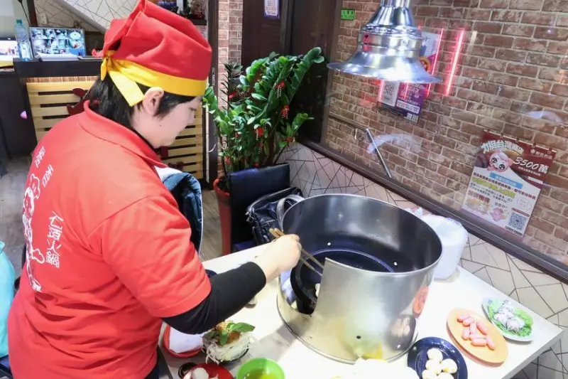 ▌新北‧新莊 ▌雅香自助火鍋城 ♡ 新莊石頭火鍋推薦！營業至凌晨十二點，延續40年的古早味道～