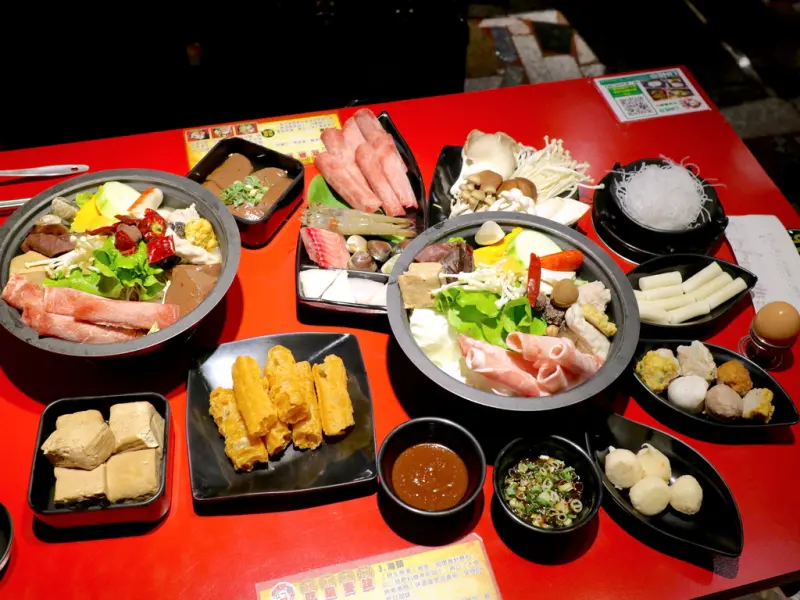 (台南。善化區美食)美味平價的麻辣鍋，份量超大，兩人一鍋剛剛好，內用飲料無限暢飲@老三國～善化客棧｜麻辣鍋，蒙古茴香鍋，起士牛奶鍋｜加入Line@好友，招待小菜一份｜近善化火車站，善化夜市｜另有年菜組