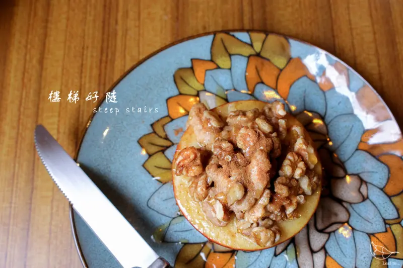 樓梯好陡 Steep Stairs 寧夏夜市老房咖啡廳