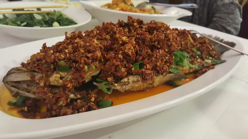 食尚期貨小咪 ♥ 【板橋美食推薦。春野新派川菜_型男大主廚 郭主義師傅的創意川菜料理、賽螃蟹、嗆鍋鮮魚必點、魚香烘蛋 板橋好吃川菜餐廳推薦】