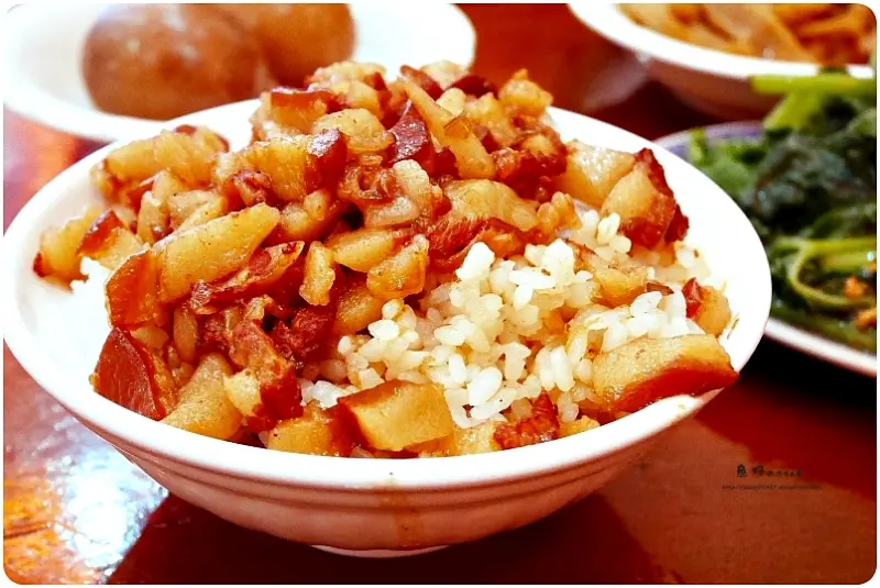 【台中.西屯】瓦御魯肉飯 Watt Royal 湯包 燉湯(市政店)。平民價貴族級最對台灣人的胃，吃完的同時雙唇上也佈滿油油亮亮的動物性膠質