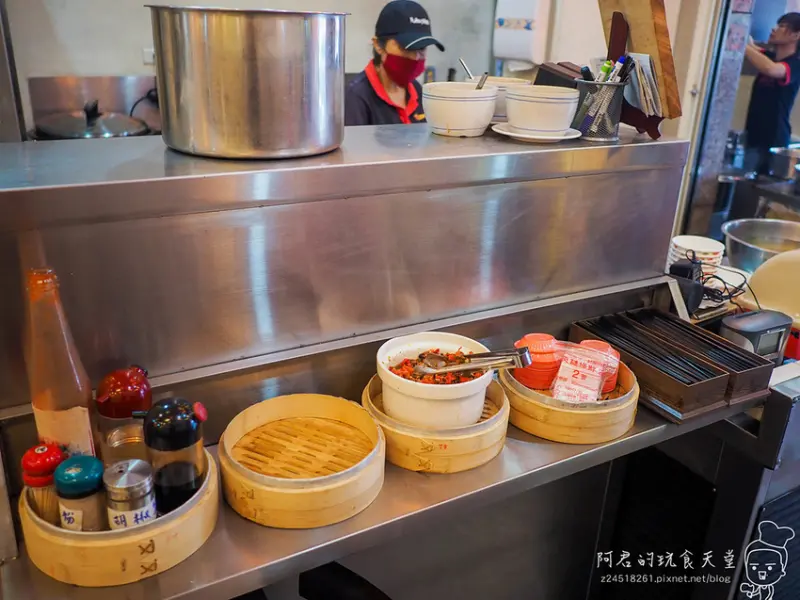 【台中】瓦御魯肉飯｜入味但好像有點太鹹的爌肉飯｜大推蘿蔔燉排骨湯｜西屯區