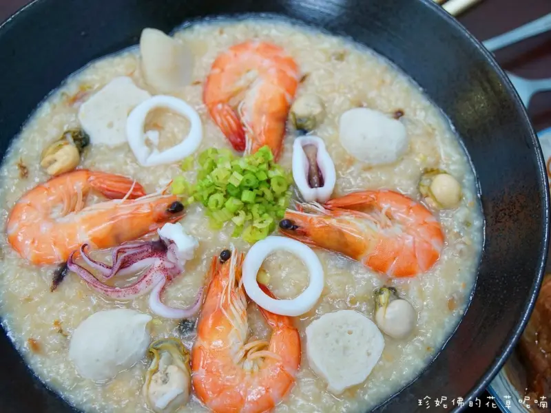 【高雄-左營區】鹹水煙海鮮粥（崇德店）招牌海鮮粥料多新鮮份量足