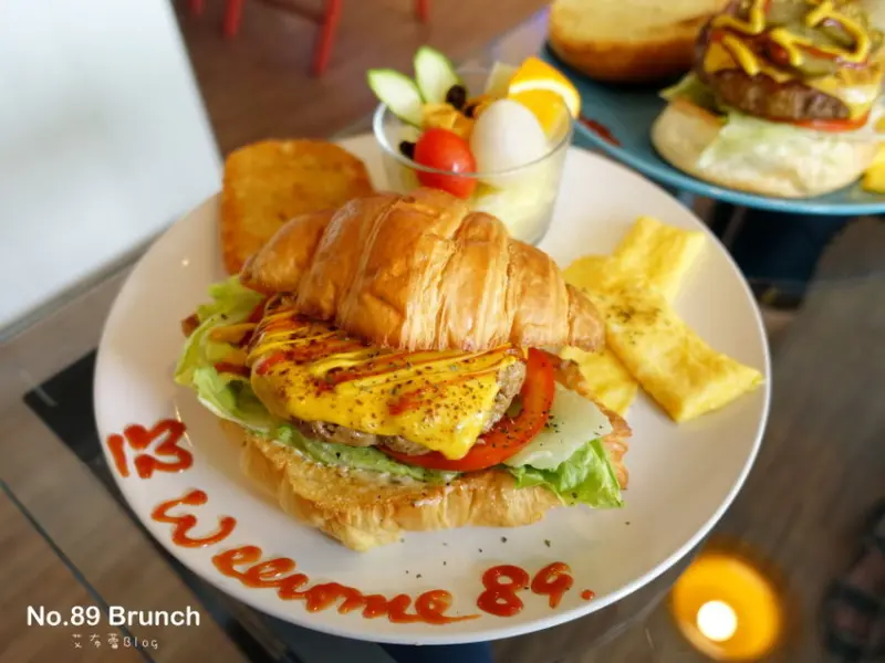 《高雄美食》No.89 Brunch❤用心手打，超~厚實漢堡肉！漢堡、可頌早午餐SET｡