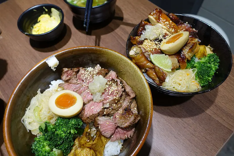 (胖樺食記)公館商圈推薦餐廳「初牛炭火丼飯店 公館店」/不收服務費/可加湯加飯/高CP值/牛排丼