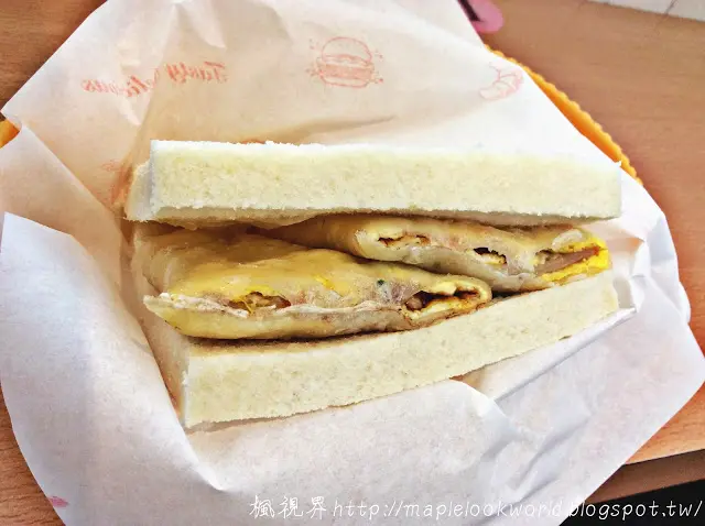 那邊吃早餐｜台中北屯｜早午餐｜吐司咬蛋餅：一口咬下早餐店的兩位主角／花醬漢堡：讓香味撲向經過的路人們
