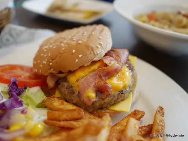 彰化員林早餐 麥味登員林成功店 多樣精緻早午餐任君選擇的社區小店 推薦創意主餐溶岩起士牛肉堡套餐        
      