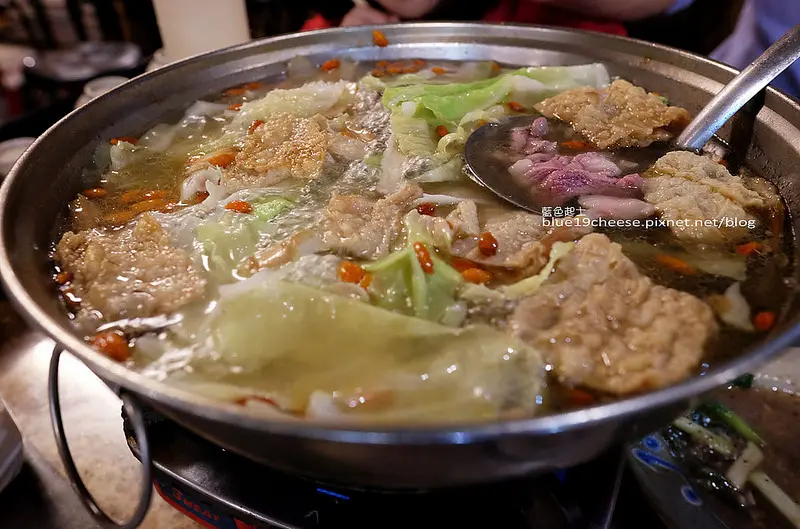 【台中南屯】三鼎羊肉爐-現宰現涮.溫體肉質鮮嫩原味.清燉麻油蒜味筍絲四種口味羊肉爐.還有熱炒白切類.台中深夜食堂.消夜推薦.夏天照常營業.覺得划算~