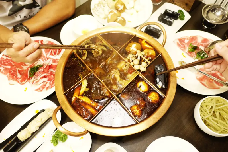 台南中西區 寬窄巷子四川麻辣鍋~麻辣鍋九宮格?驚 香麻不刺辣 手工製作鍋料 湯頭爽口不脹氣 冷氣十足是一定要的!!