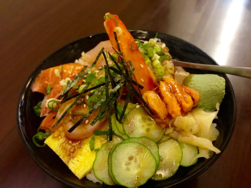 永和｜阿義魚鋪，綜合生魚丼+海膽｜隱藏在永福橋頭市場裡的平價日式料理/生魚片/丼飯/壽司