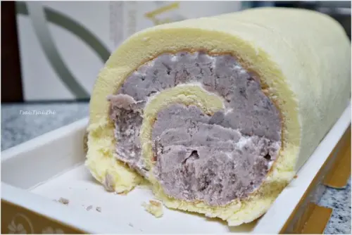 [台北大安]東區凱帝烘培40年老字號|香草芋泥捲：份量十足內餡還吃得到芋頭顆粒