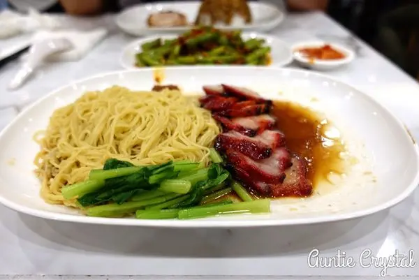 【台北美食】了凡香港油雞飯 麵 吃了沒有很開心的米其林一星燒臘 肉類好吃 主食不OK耶!(台北車站)
