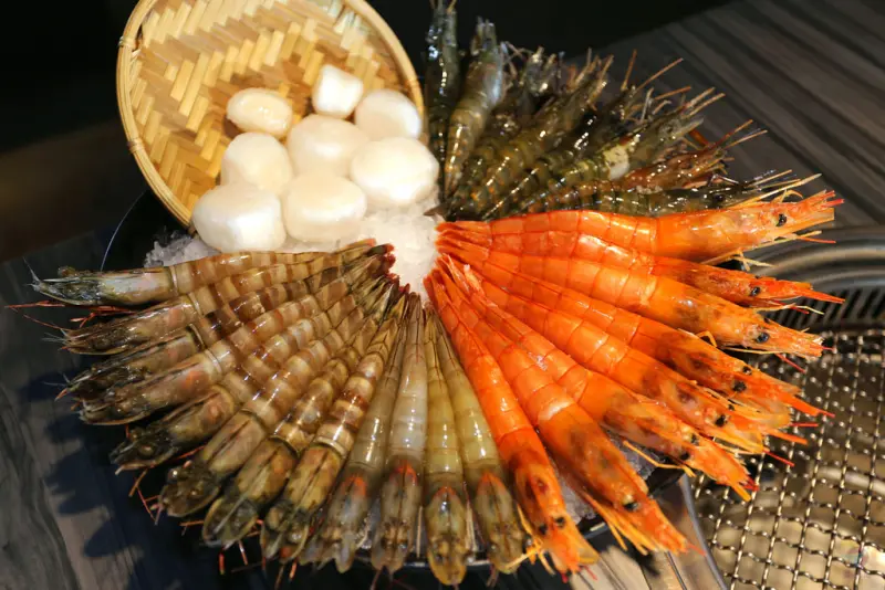 燒烤吃到飽推薦評價 好客燒烤888帝王餐(基隆路捷運市政府站)+198調酒喝到飽 +99啤酒喝到飽 音樂海鮮燒烤 無限量免費享用海鮮吧飲料吧 火鍋烤肉 現場演唱 電子飛鏢[鑫.食記]