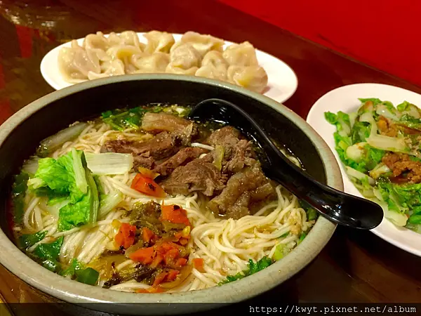 【新竹。美食】重慶孫子文牛肉麵。料好實在的牛肉麵，手工水餃的餡料包好包滿，內用有豆漿&紅茶可以喝，午、晚餐來這吃個麵~