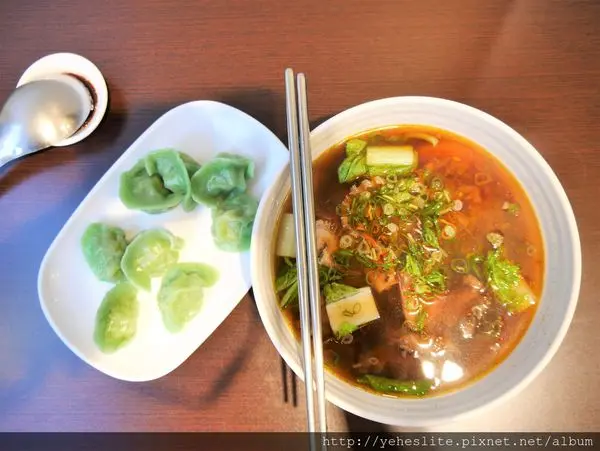 孫家麵工坊-碧綠的蔬菜麵條如同水草般地緊緊捉住飄揚在湯碗間的牛肉清香