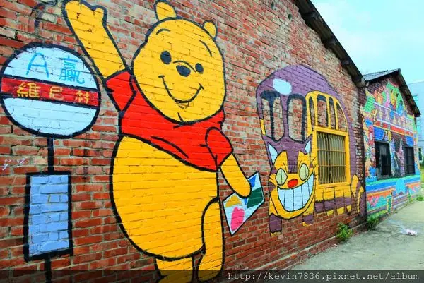 台南~好可愛好療癒的小熊維尼彩繪村,讓人喜歡在這拍不停,還有其他卡通人物在這大集合喔!