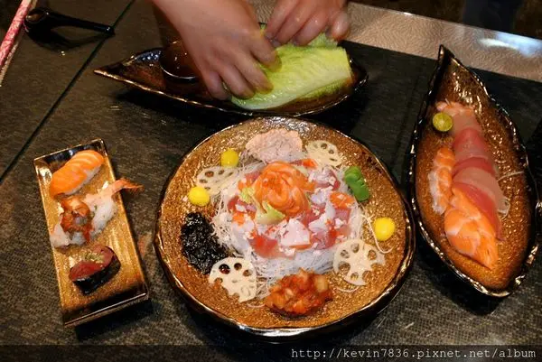 台中美食~鯣口鮮10元壽司爆好吃的美味料理,無論喬治爺大蝦握/秋雲鮭湯泡飯再或者隱藏版的鯣雪藏龍,都讓我超激推的好味道喔!