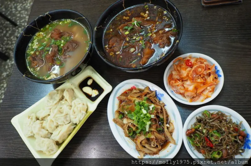 【新莊】阿忠牛肉麵店/老店飄香/皮薄餡多水餃/店內享用免費續獨門湯頭