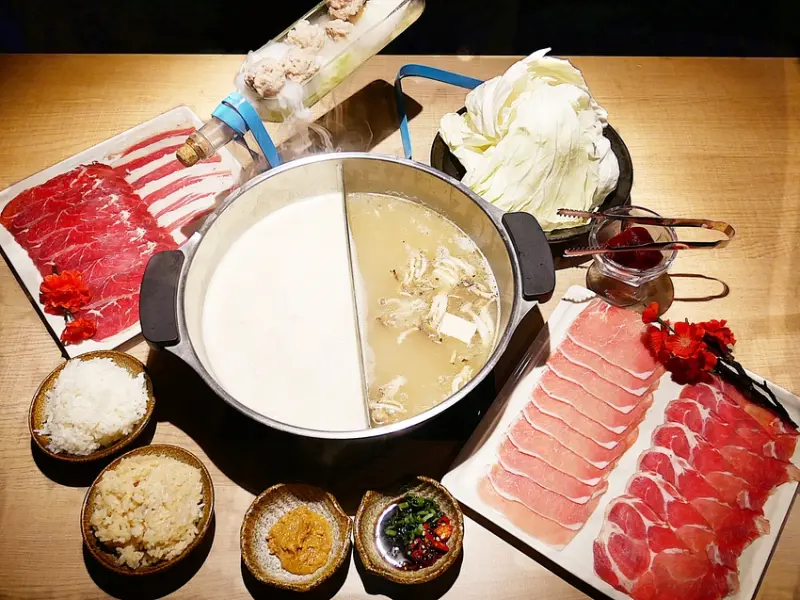 星洲火鍋-高雄左營特色火鍋  新加坡風的單點式鍋物  湯頭食材都是一絕  lounge Bar的用餐氛圍超加分  記得要試試特調飲品  內文有魔術影片 (體驗券)              