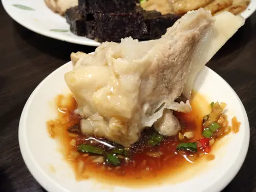 行天宮必吃的眷村小吃，大明星都來偷偷吃→膠質大骨湯/紅燒獅子頭/特製炸醬麵/冰糖滷味 BY~迎客松