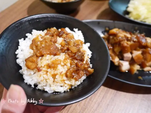 【食記:捷運科技大樓站 】魯肉腳。入口即化香噴噴滷肉飯,一吃就停不下來,老闆再來10碗啊!!!!