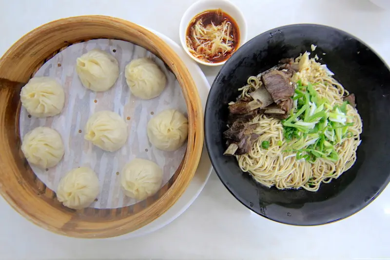 吃。高雄｜苓雅區｜道地浙江美食，高雄有多家分店，四維店五月份剛開幕，整體口感美味定價偏貴一些「浙江俞記-四維店」。