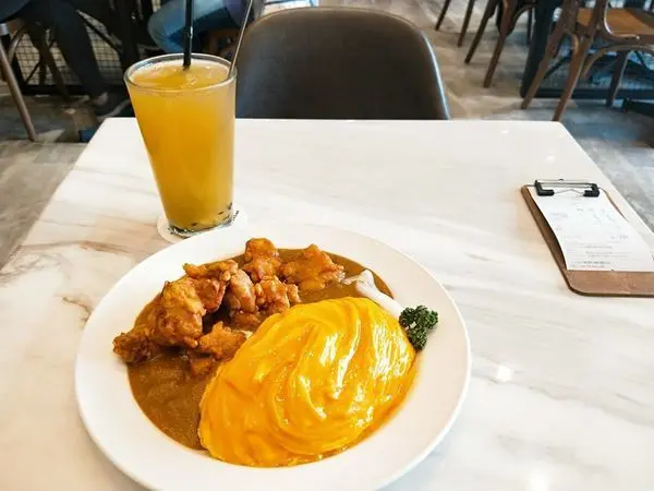 【台北內湖．年終8個月】咖哩歐姆蛋包飯｜WI-FI插頭都具備｜大片玻璃窗用餐好環境