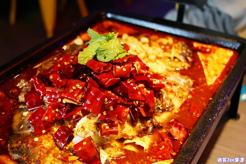 台中西區!水貨-炭火烤魚，首創5魚18吃，先烤後燉美味新鮮。