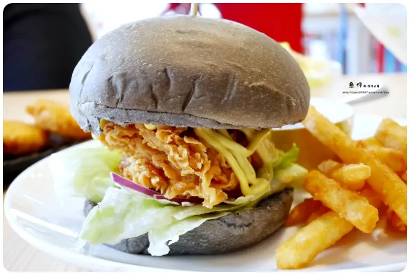 【台中.西屯】艾初早餐 市政河南店。招牌黑皮堡現點現做好吃早餐店推薦，人氣商品滿福堡比W反過來開頭那家連鎖速食店更好吃??
