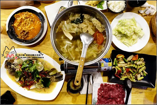 【台中】你沒看錯，宵夜來去吃牛肉！台中西區那隻牛，營業到凌晨，提供溫體牛肉涮涮鍋、牛肉湯，菜色多元道道無雷，這麼優的店一定要用新台幣來抵制它