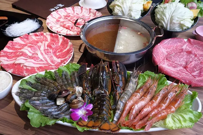 《桃園♥食記》捌圓堂和牛龍蝦帝王蟹鍋物專賣店。頂級和牛大盤肉、產量稀少雪藏豬，還有波斯頓龍蝦、長得跟手臂一樣的海大蝦，澎派鍋物完全是爽度爆表！(台北連鎖方圓涮涮屋副牌)