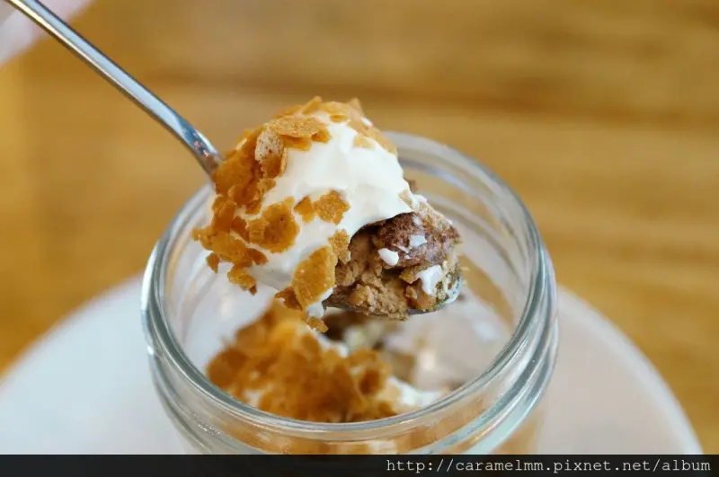 【嘉義東區】咕咕COU COU咖啡館 法式甜點X自烘咖啡 熙攘街道旁的世外小桃源 少女姊妹情侶下午茶 約會 推薦　新生路/耐斯松屋旁/嘉義基督教醫院旁