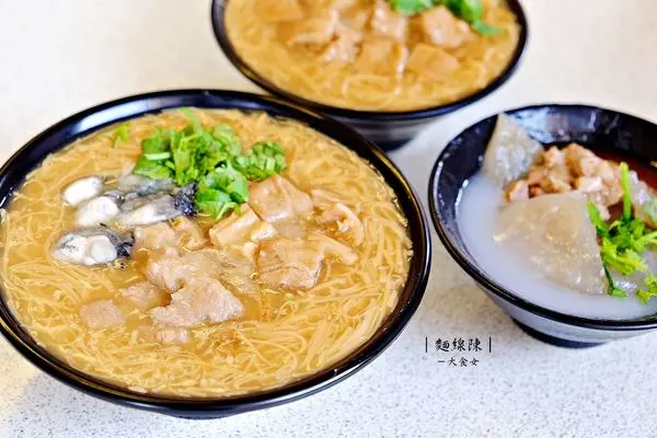 [大安站美食] 麵線陳專業麵線大安店-老闆來一碗大腸麵線、一碗蚵仔麵線、再一顆肉圓！用料實在，好滿足阿！ 台北大腸麵線/台北蚵仔麵線/台北小吃/台北肉圓推薦