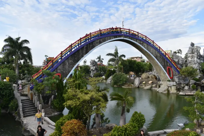 【雲林必訪景點】五年千歲公園|全台最大迷宮公園|踏上彩虹橋彷彿直達天際|美麗庭園樓閣景觀|免費參觀