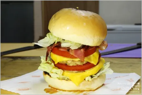 中壢｜鬼島手作碳烤漢堡．中央大學宵夜街平價現做火烤美式漢堡店