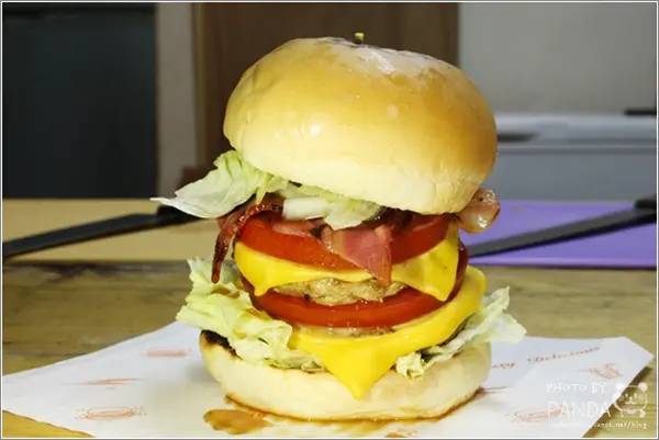 中壢｜鬼島手作碳烤漢堡．中央大學宵夜街平價現做火烤美式漢堡店